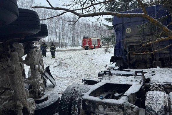 На трассе Иваново - Нижний Новгород завалился на бок полуприцеп-цистерна